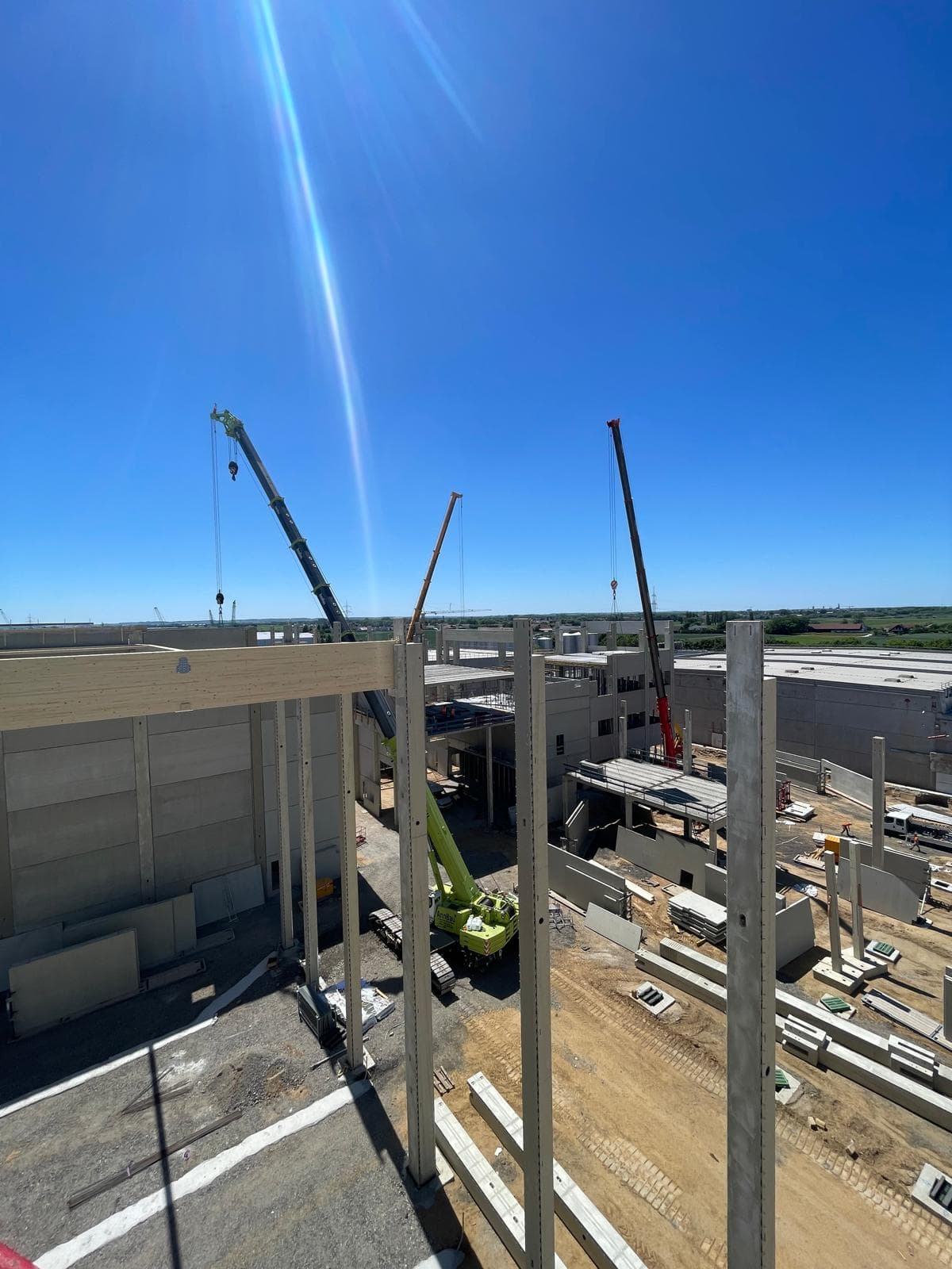 Holzbau- und Montagearbeiten auf einer Baustelle, in Zusammenarbeit mit Zimmerei Andreas Moser