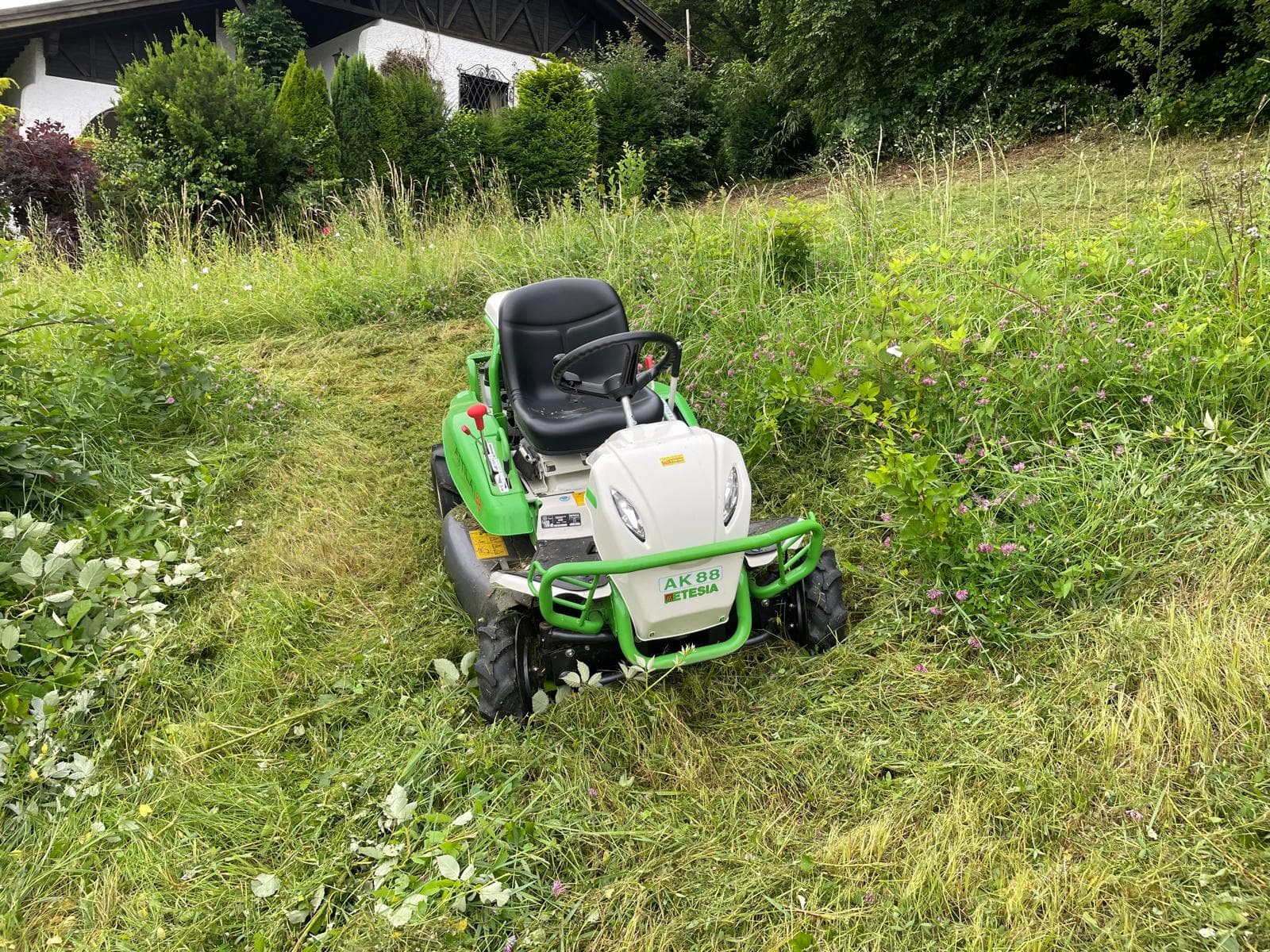 Etesia Hochgrasmäher im Einsatz auf steiler Wiese